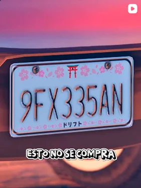 Matrícula personalizada de un coche, decorada con flores de cerezo y un torii